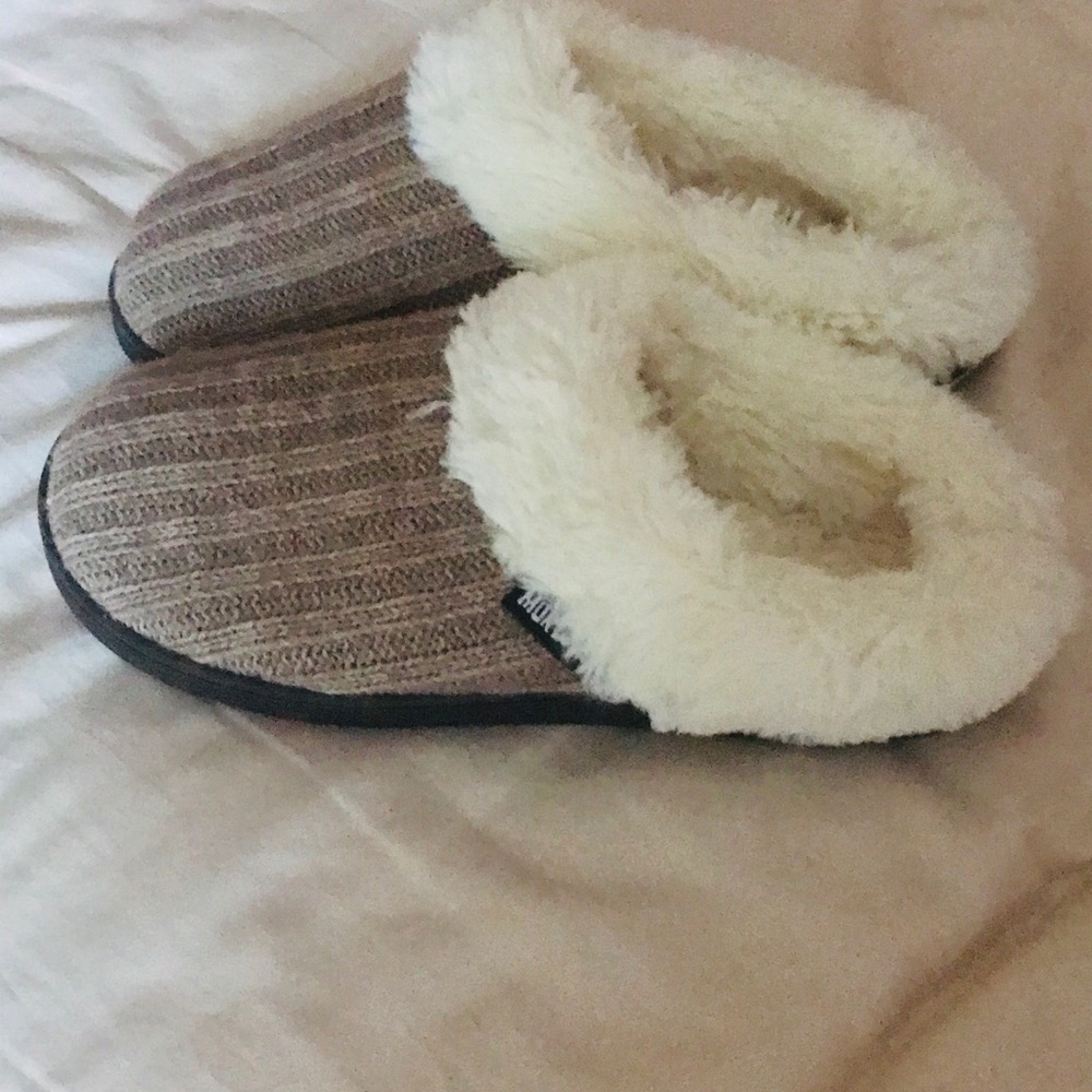 MulLuks taupe slipper size 7